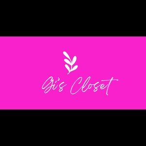 Posting a closet clean out. Follow for bundles and offers!